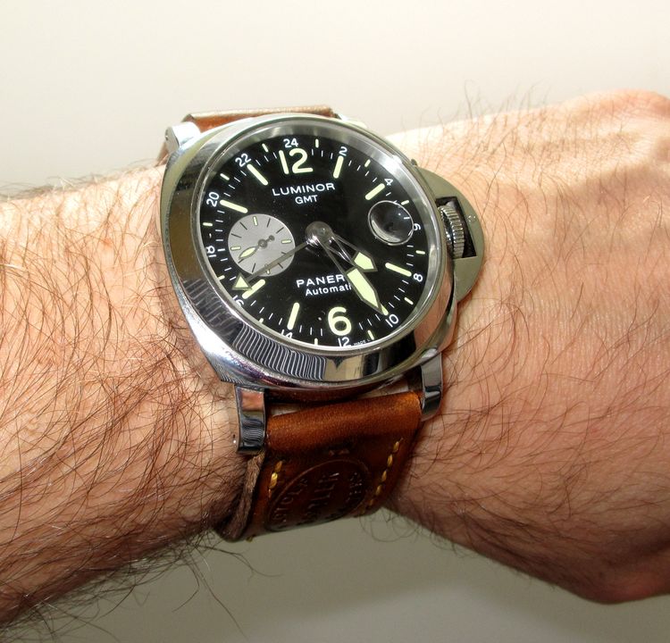 Panerai PAM88 GMT am Handgelenk