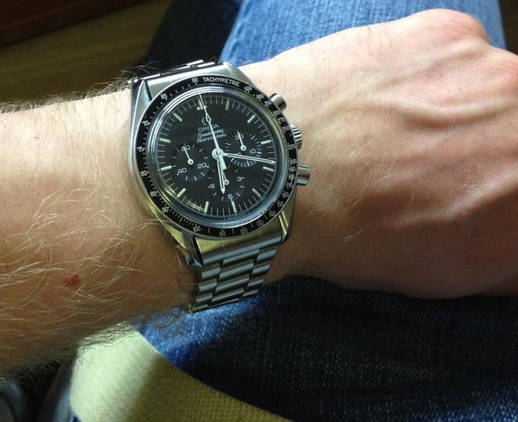 Wristshot einer Omega Speedmaster Moonwatch