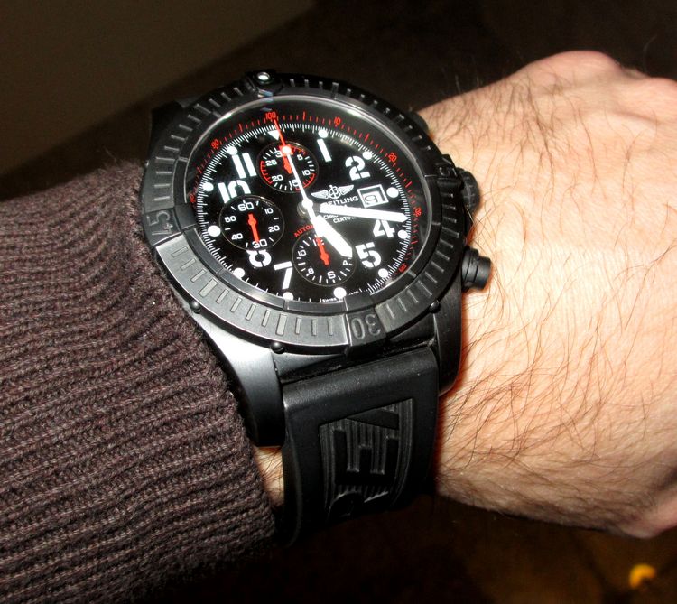 schwarze Breitling Avenger Wristshot