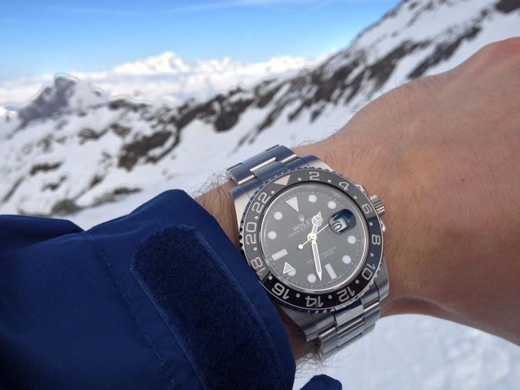 schwarze Rolex GMT in den Bergen