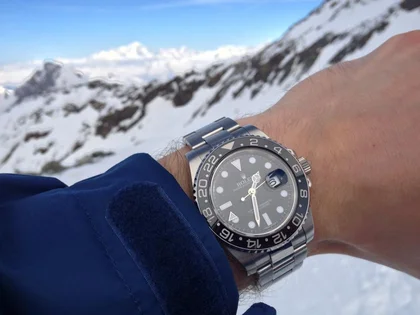 schwarze Rolex GMT in den Bergen