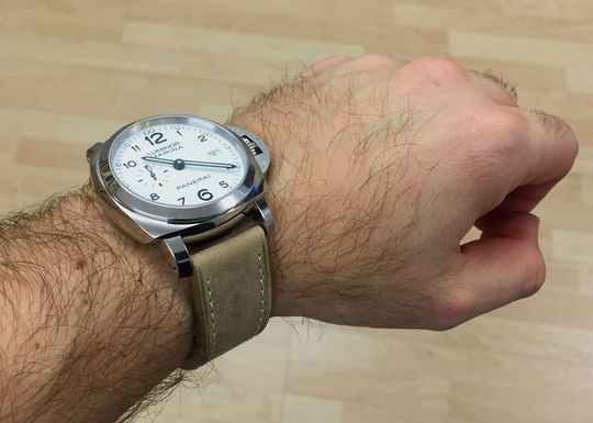 PAM 499 getragen mit hellem Uhrband