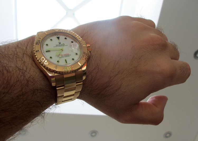 Rolex Yacht-Master Gelbgold mit weißem Zifferblatt Wristshot Foto