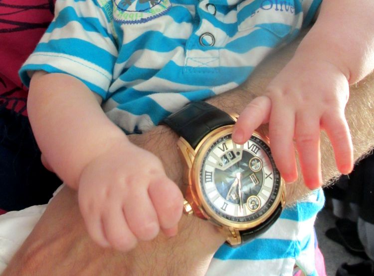 Wristshot einer Antoine Martin Uhr mit ewigem Kalender in Rosegold am Handgelenk