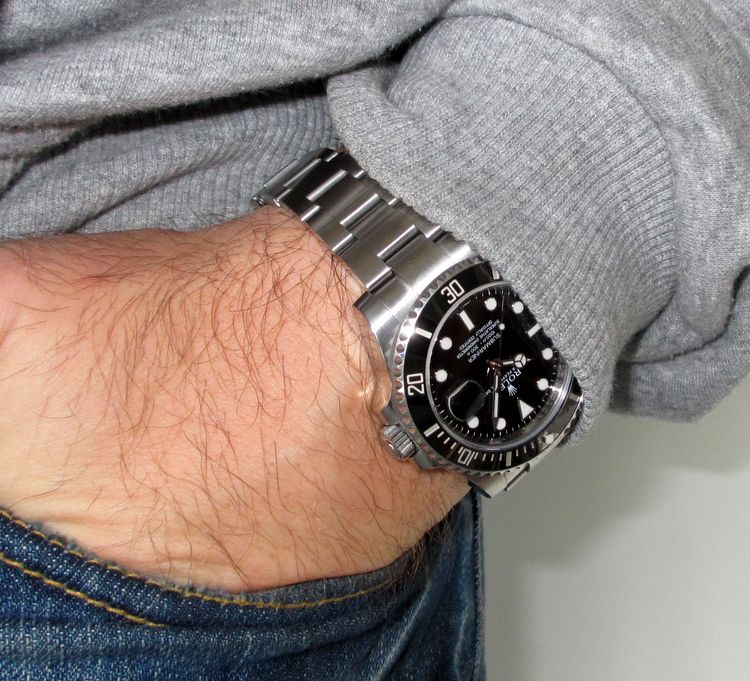 Rolex Submariner schwarz am Handgelenk