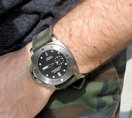 PAM 305 mit grünem Military-Armband