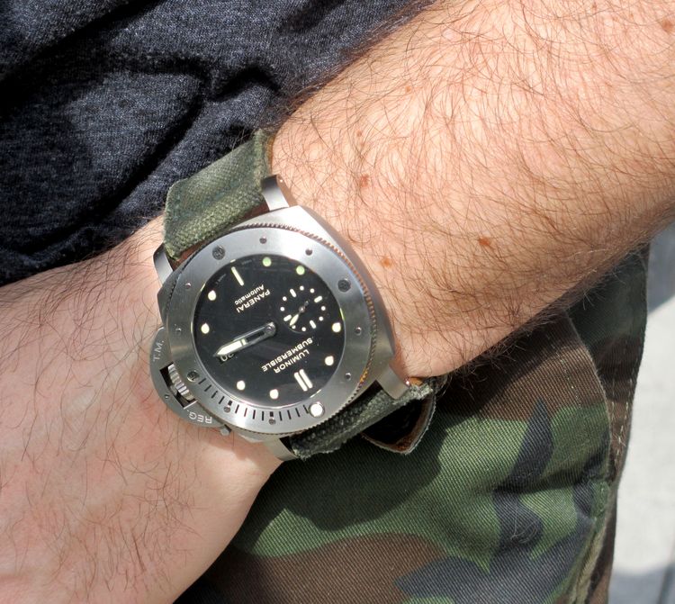 PAM 305 mit grünem Military-Armband