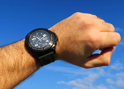 Helfer Uhr getragen am Handgelenk