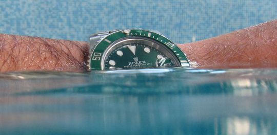 grüne Submariner Uhr Edelstahl im Wasser