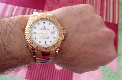 Wristshot einer Rolex Yacht-Master 16628 Gelbgold mit weißem Zifferblatt