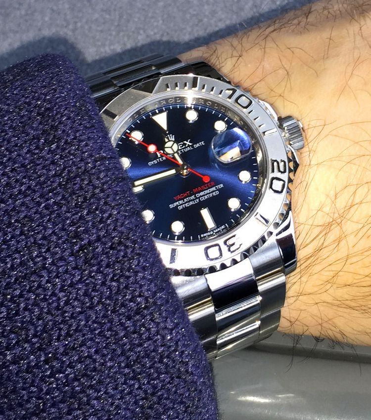 Rolex Yacht Master blau am Handgelenk