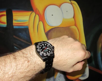 Wristshot Bild einer DLC Rolex GMT mit schwarzer Beschichtung von BLAKEN