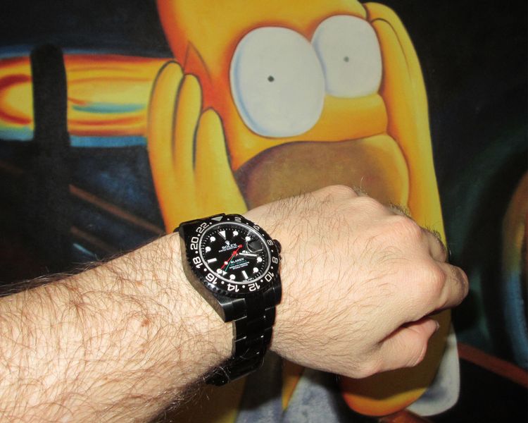 Wristshot Bild einer DLC Rolex GMT mit schwarzer Beschichtung von BLAKEN