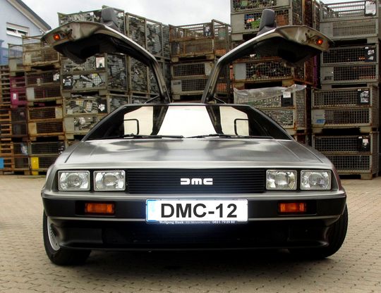 DMC-12 Delorean in Edelstahl