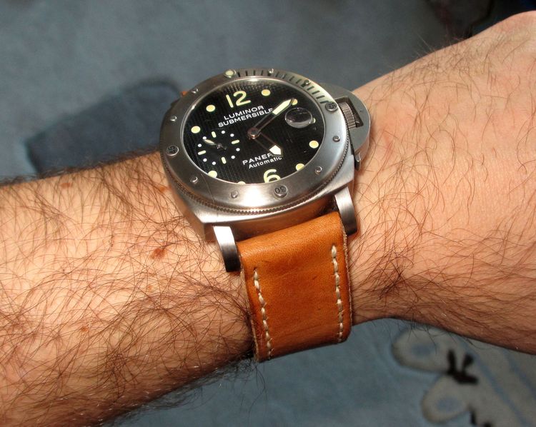 Panerai 25 mit hellbraunem Lederarmband