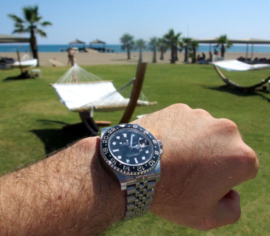Urlaubswristshot einer Rolex GMT mit Jubilee Armband
