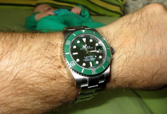 Wristshot einer Rolex Submariner grünes Zifferblatt