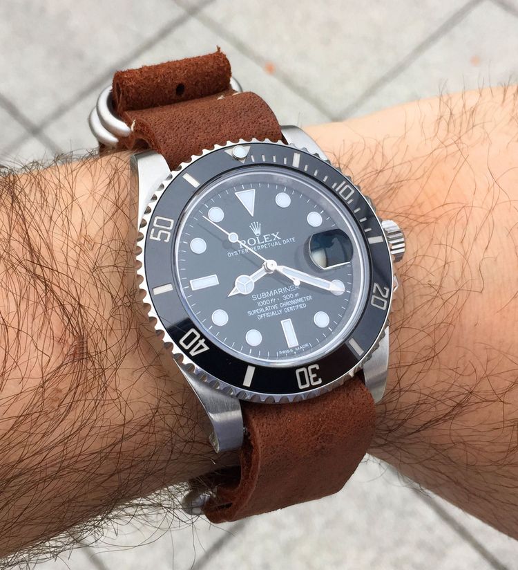 Rolex Submariner schwarz an einem Leder Nato-Strap