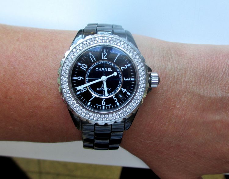 Schwarze Keramik Chanel Uhr J12 mit Diamant Lünette getragen am Handgelenk