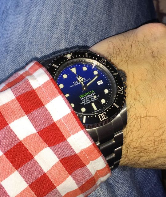 Rolex Uhr Deep Blue Seadweller getragen am Handgelenk
