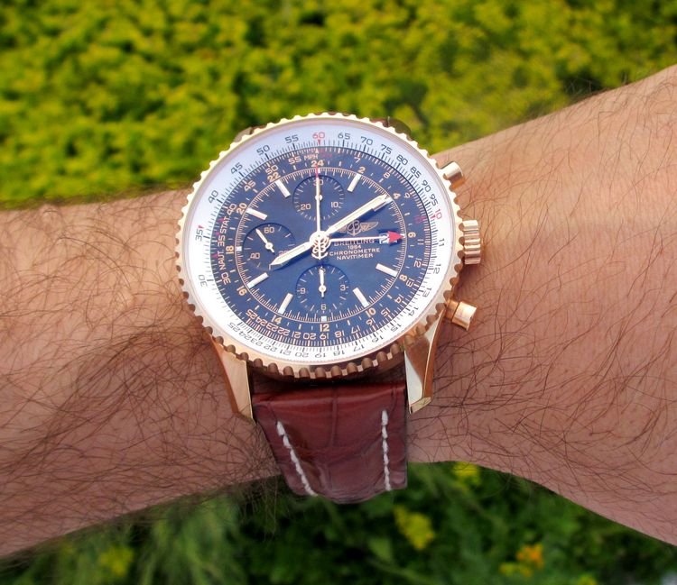 Breitling Navitimer World Rotgold Wristshot