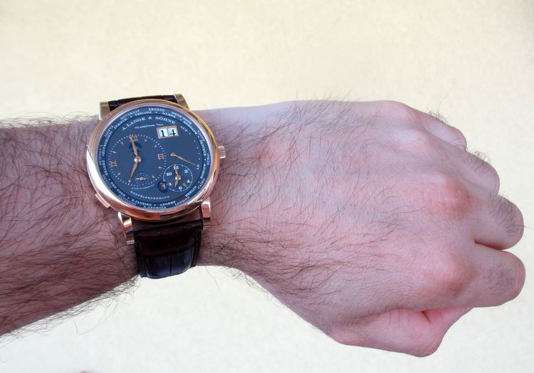 Wristshot einer A. Lange und Söhne Lange 1 Zeitzone Rosegold