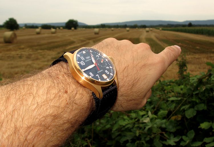 Große IWC Fliegeruhr Rotgold am Handgelenk