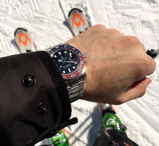 Rolex GMT 116719BLRO Blau-Rot Pepsi getragen beim Skifahren