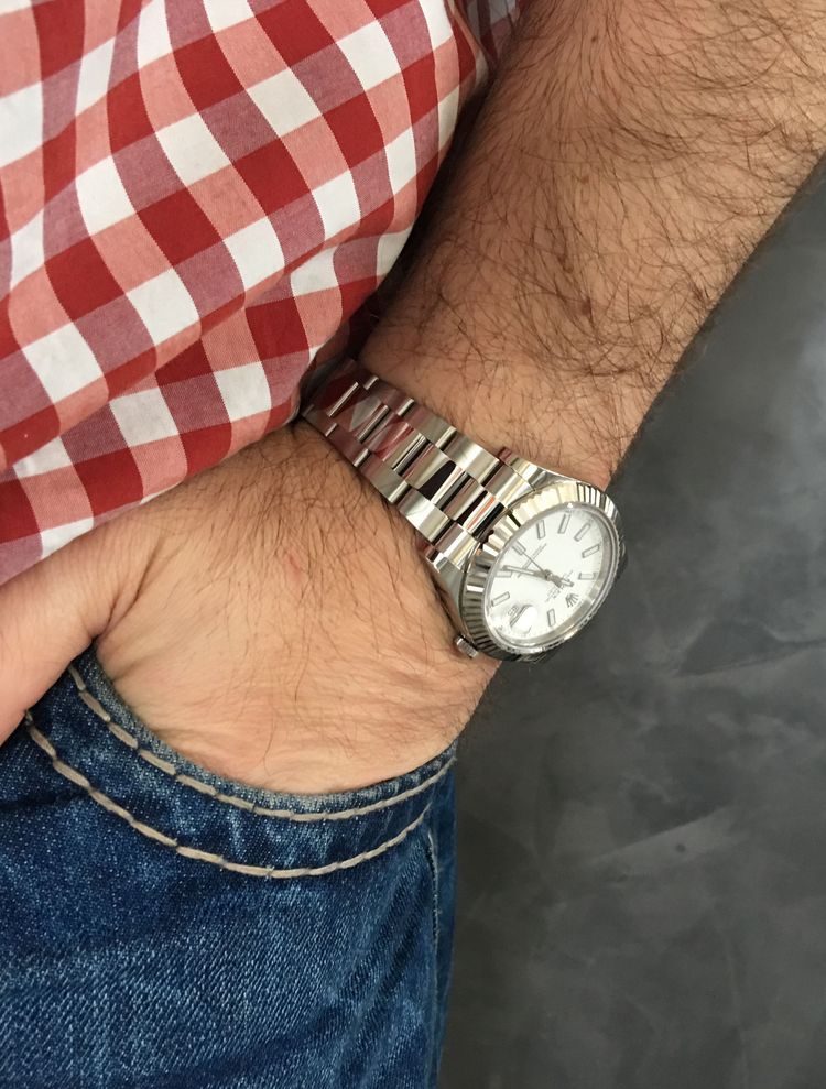 Rolex Datejust II mit weissem Zifferblatt am Handgelenk