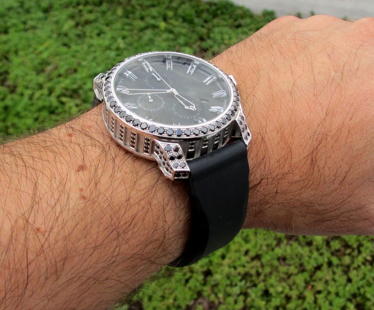 Martin Braun Uhr Falcon Claw mit schwarzen Diamanten am Handgelenk