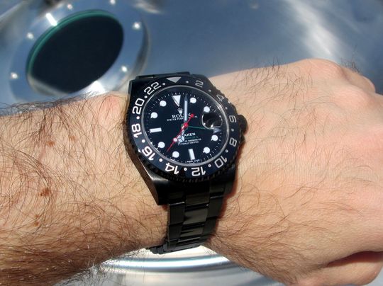 Wristshot einer DLC schwarzen Rolex GMT