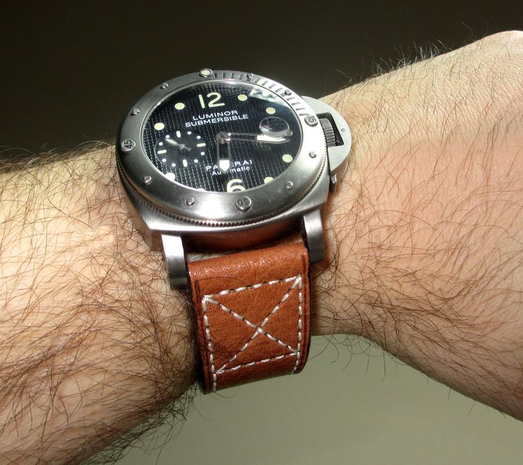 PAM 25 mit braunem Kreuzstick Strap