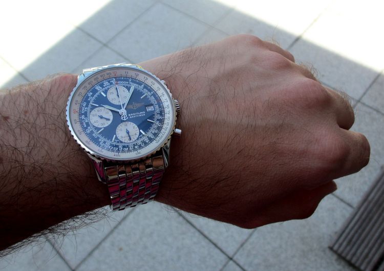 Wristshot einer stahl Breitling Navitimer mit blauem Zifferblatt