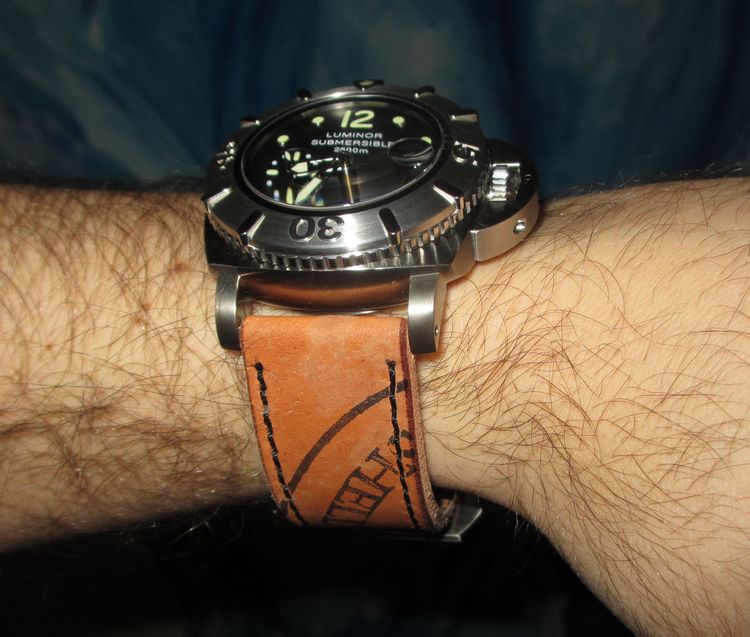 Panerai 285 mit Lederarmband am Handgelenk