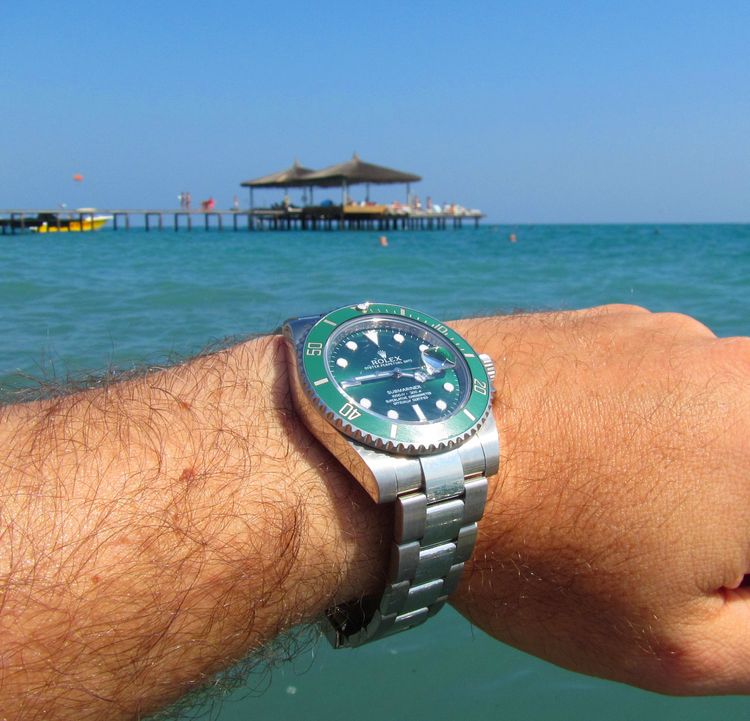 grüne Submariner Rolex Hulk getragen am Meer