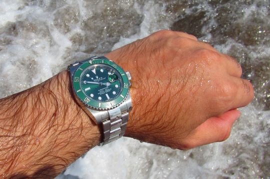 grüne Submariner Rolex Hulk getragen im Urlaub
