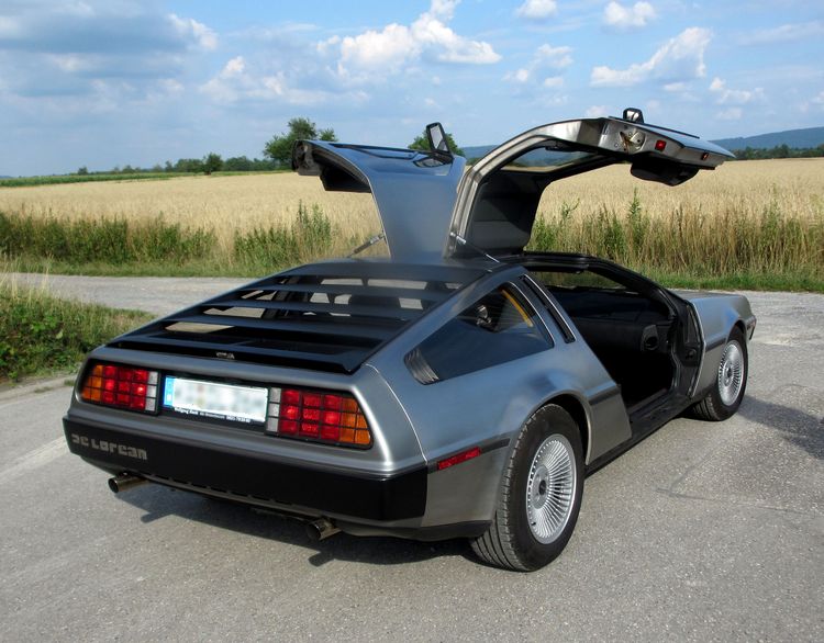 Delorean mit geöffneten Flügeltüren