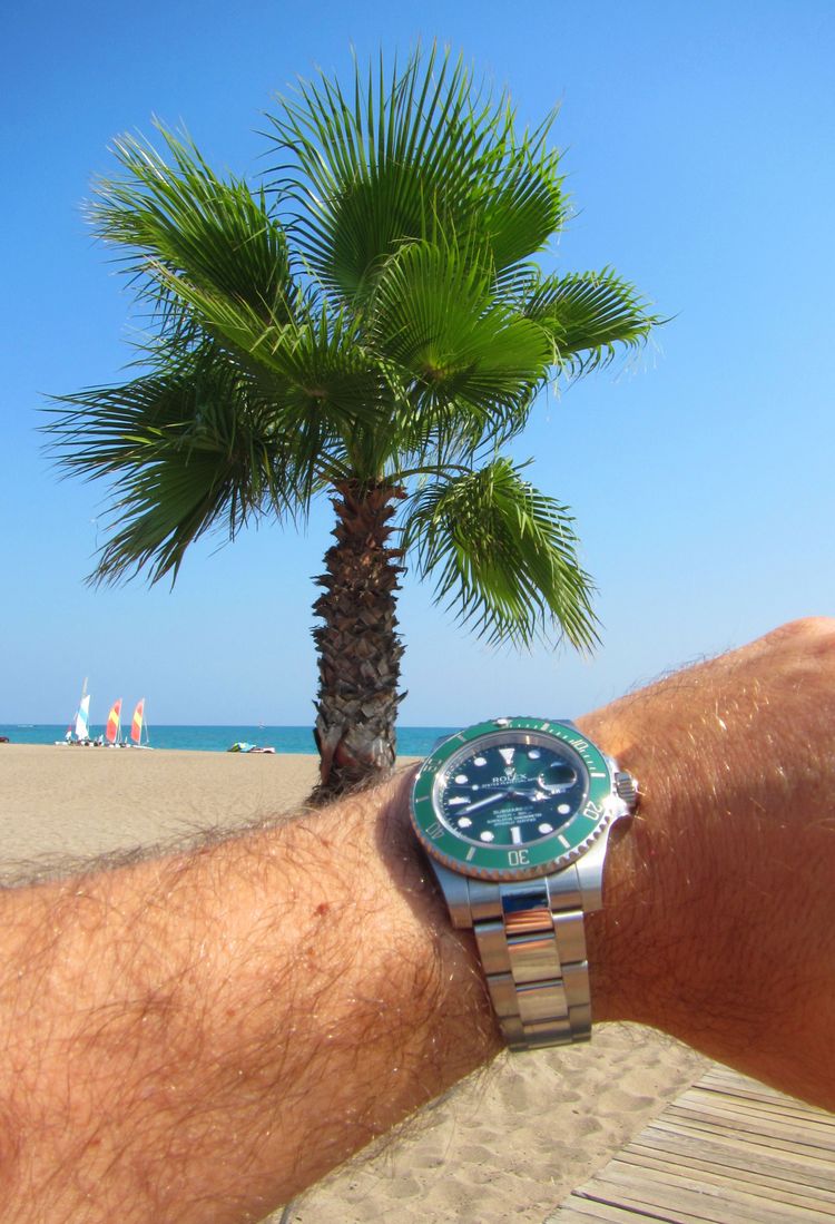 grüne Submariner Rolex Hulk am Handgelenk