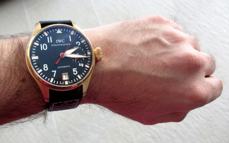 Wristshot einer IWC Big Pilot RABAT Uhr Rosegold