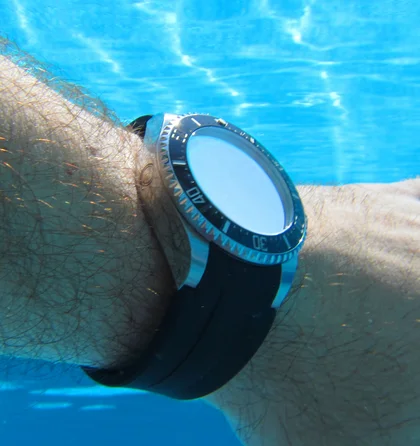 Aufgrund des dicken Glases spiegelt die Rolex Seadweller bei flachem Blickwinkel unter Wasser