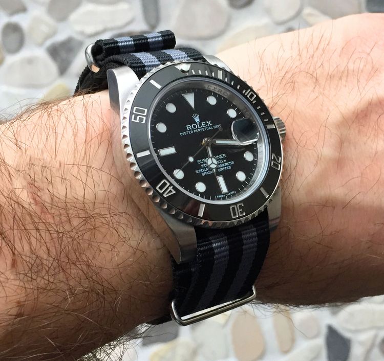 Rolex Submariner schwarz mit James Bond Nato Strap