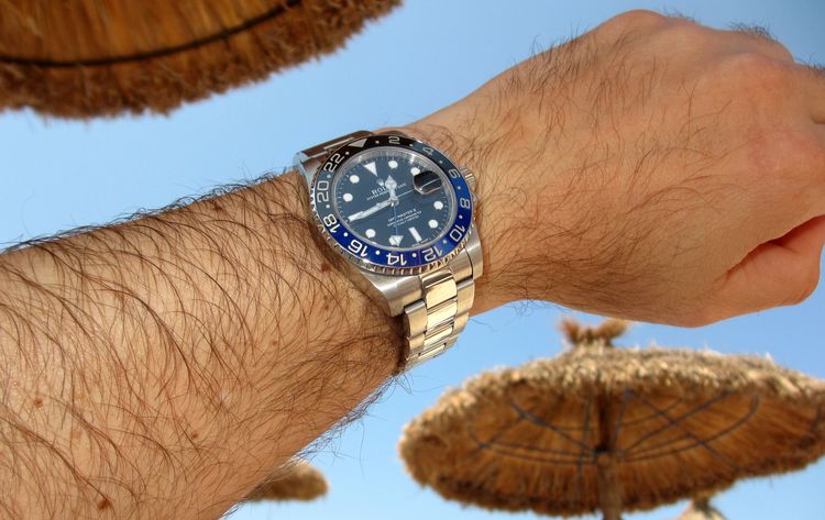 Rolex GMT schwarz-blau am Strand