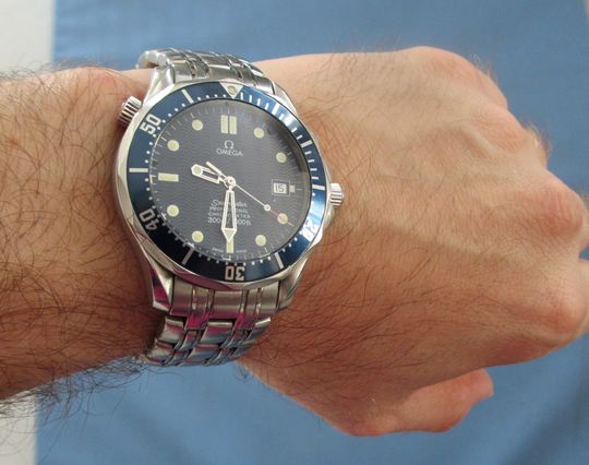 Wristshot einer Omega Seamaster James Bond Uhr