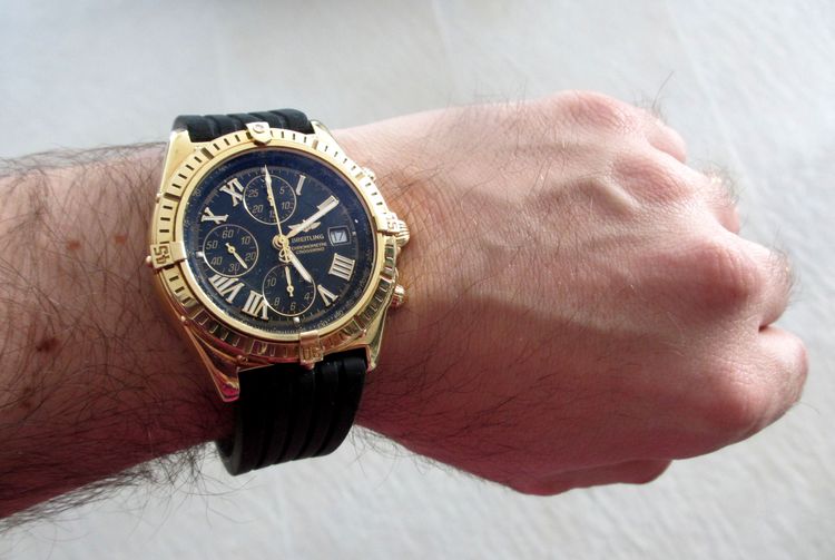 Wristshot einer Gelbgold Breitling Chrosswing