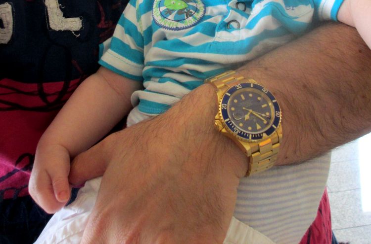 Rolex Submariner Gold mit blauem Zifferblatt Wristshot