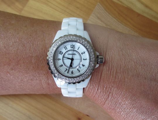 Weiße Keramik Chanel Uhr J12 mit Diamant Lünette Wristshot Bild