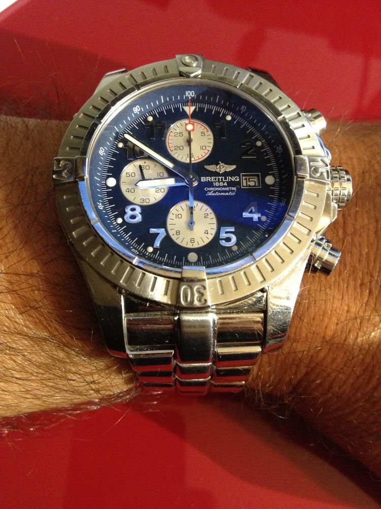 Breitling Super Avenger Uhr am Handgelenk