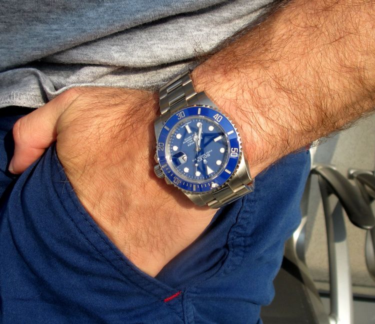 Wristshot einer weissgold Submariner mit blauem Zifferblatt und blauer Keramiklünette