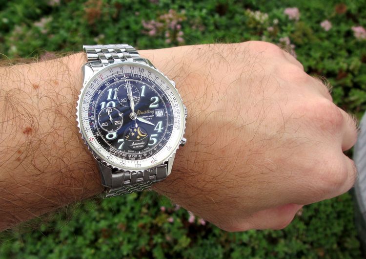 Breitling Montbrillant Uhr in Stahl am Handgelenk