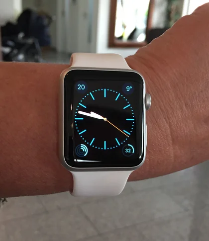 Weisse Apple I-Watch am Handgelenk